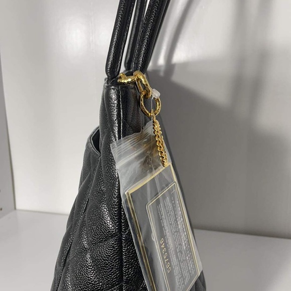 Chanel Medallion in Caviar Leather - Picture 2 of 5